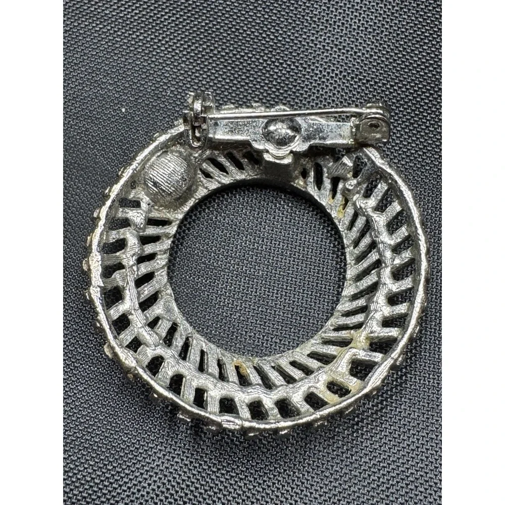 Vintage Silver-tone Ridged Wreath Circle Brooch Pin Sinngle Faux Pearl 1.25